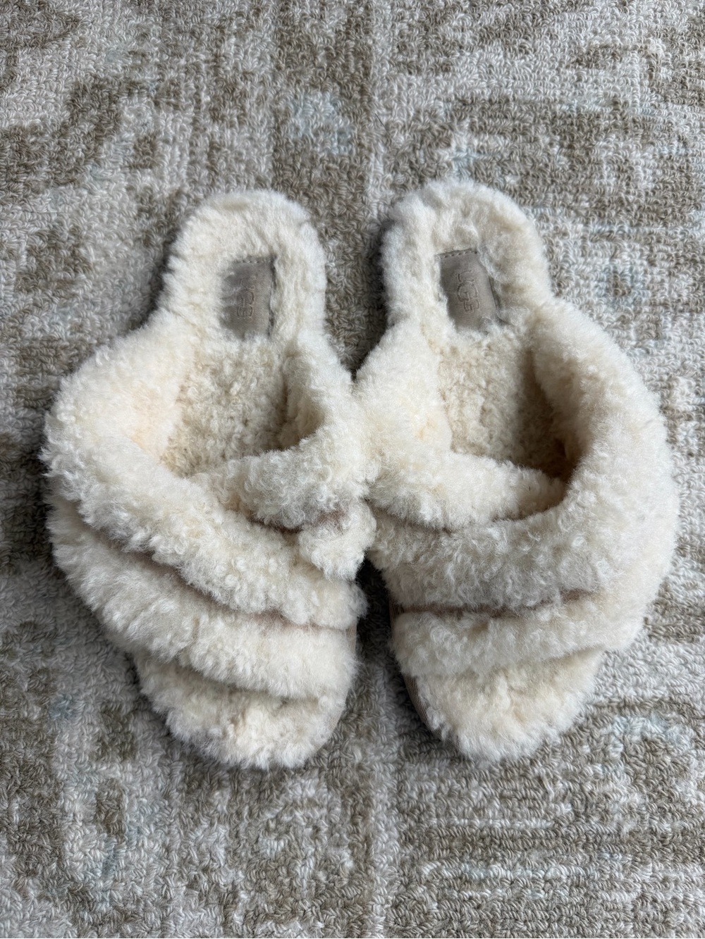 UGG Size 8 - Cream Fuzzy Cross-Band Slip-On Slippers